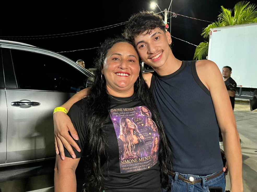 Silvinha Pantoja e o filho Marco Antônio, ambos são fãs da cantora Simone Mendes — Foto: Josi Paixão/g1