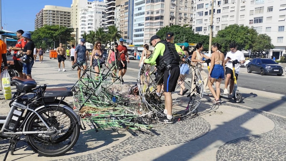 PM recolhe o que sobrou do balão — Foto: João Berrêdo/Arquivo pessoal