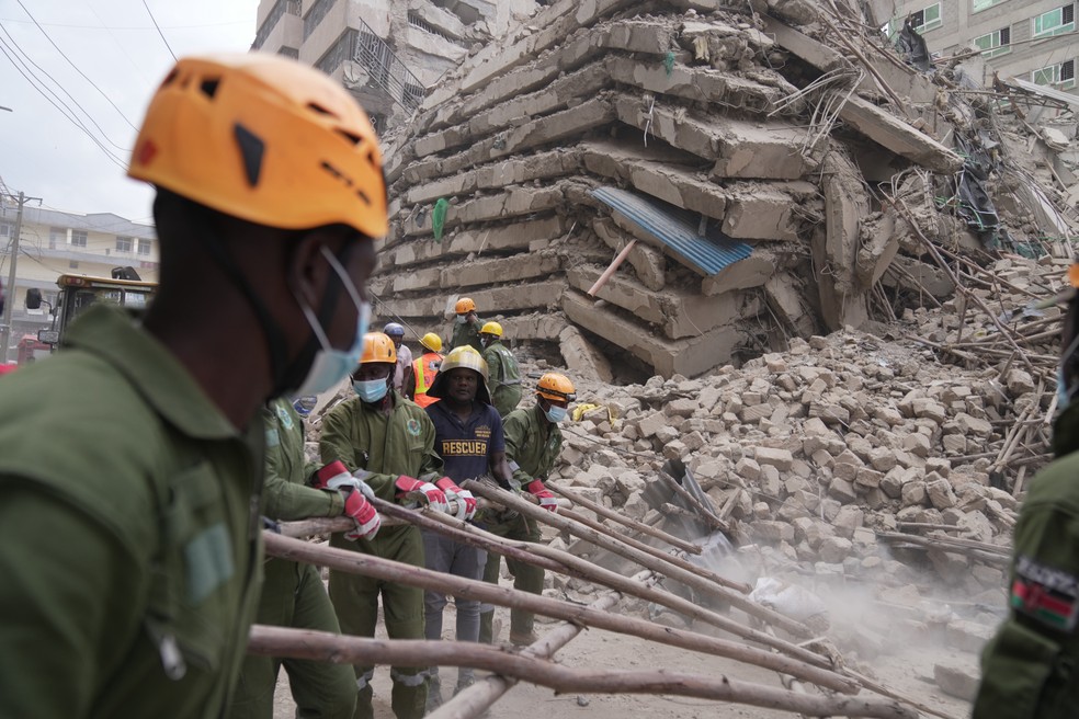 Equipes de segurança e defesa civil trabalham após o desabamento de um prédio de vários andares em Nairóbi — Foto: Brian Inganga/AP