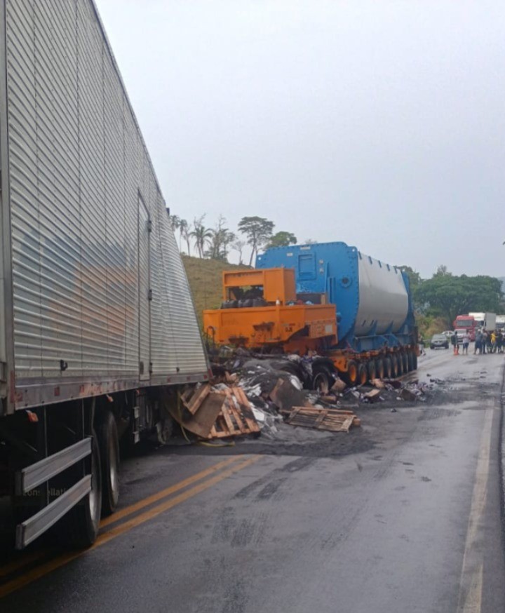 Caminhão bate de frente com carreta em curva da BR-354 e motorista morre em MG