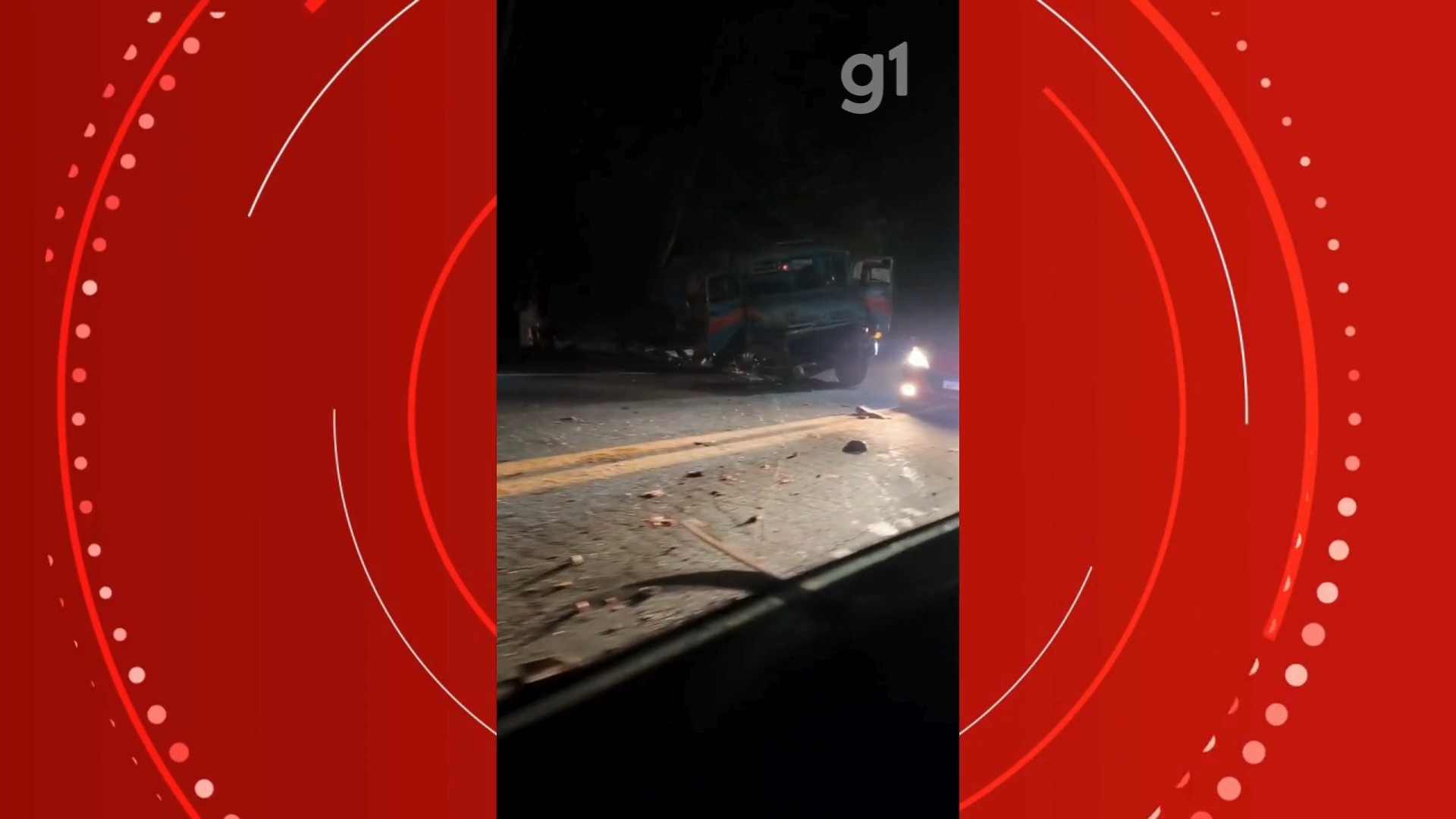 Acidente entre caminhão e dois carros causa interdição na Rodovia Floriano Rodrigues Pinheiro, em Pindamonhangaba