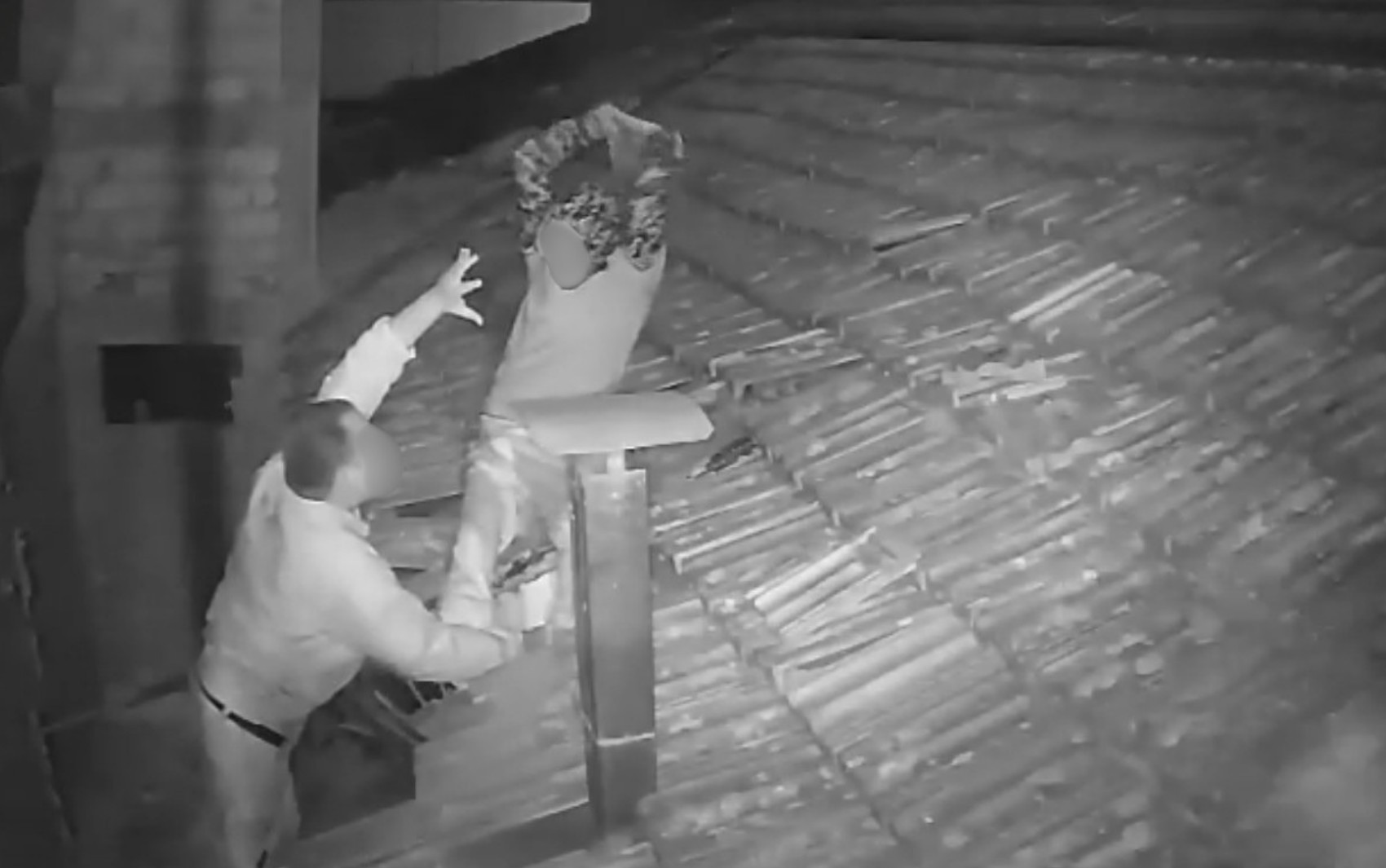 Suspeito cai do telhado ao brigar com vigia depois de invadir loja e acaba preso no interior de SP; VÍDEO