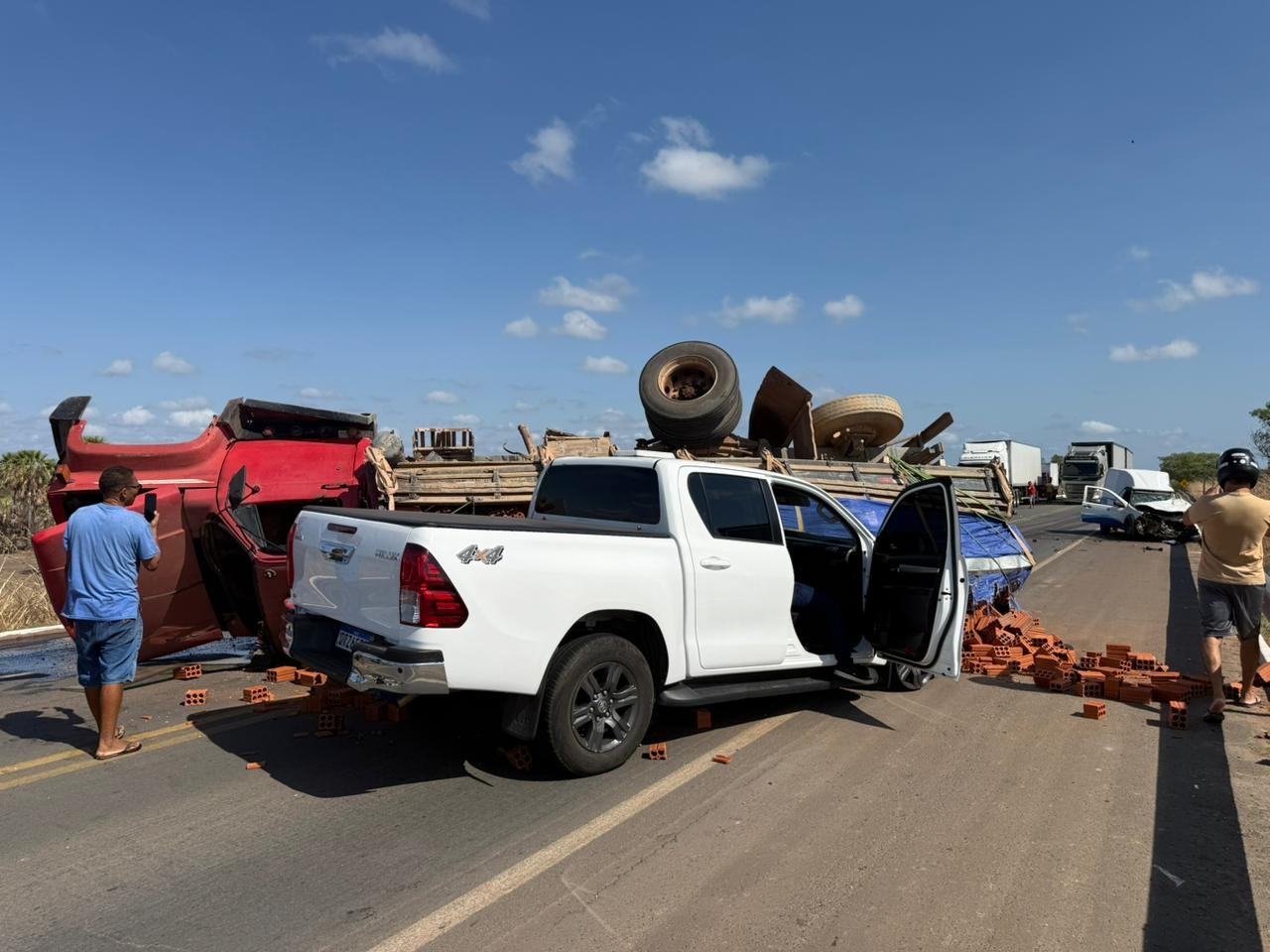 
Carro com secretário de cultura do Piauí é atingido por caminhão carregado com tijolos na BR-343