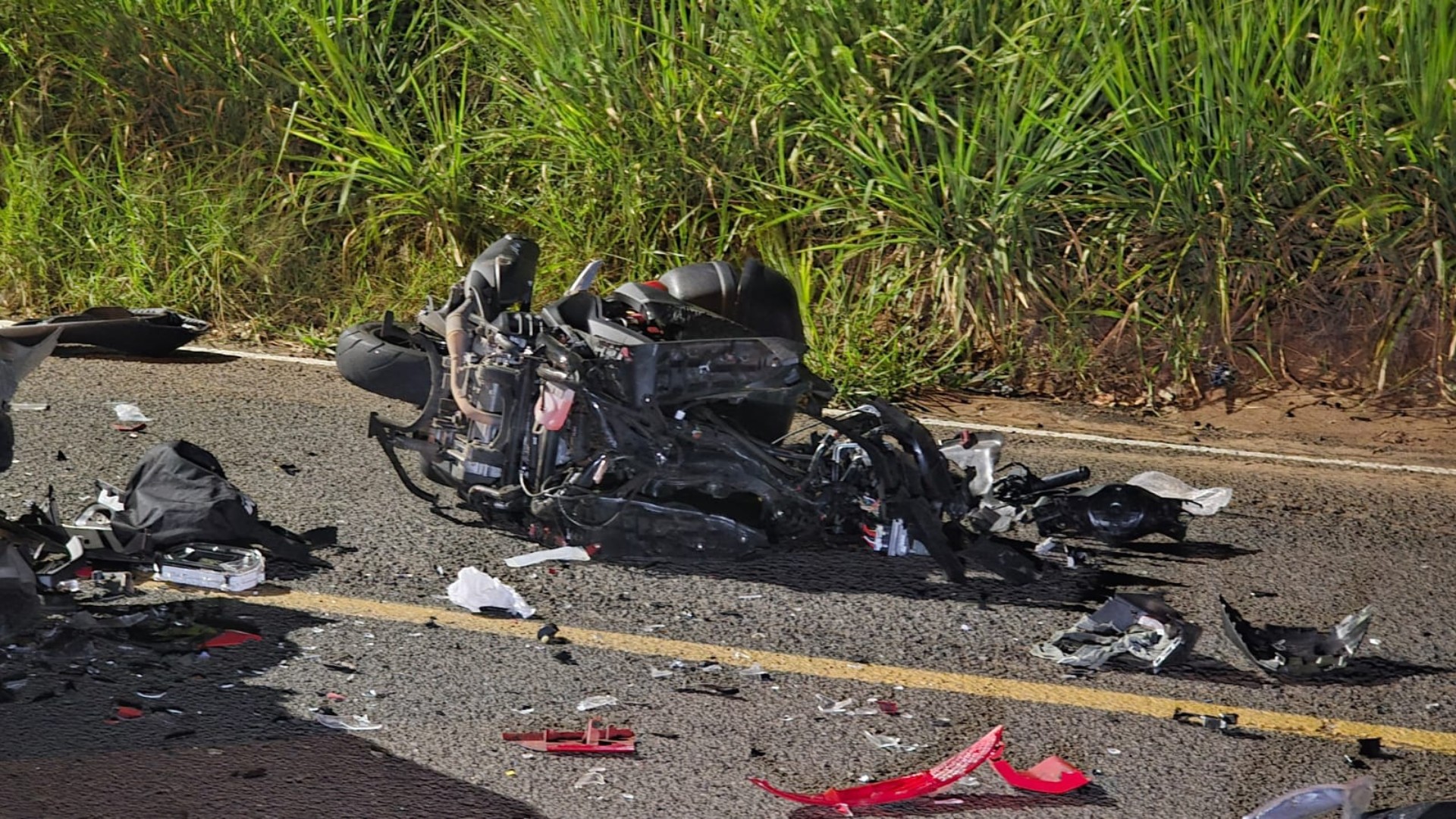Motociclista de 46 anos morre após perder o controle da direção e bater em carro em Lins