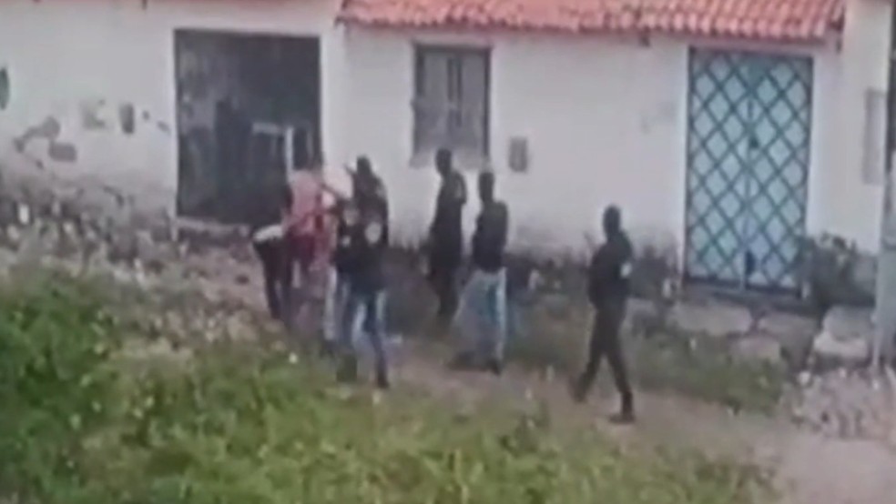 VÍDEO: Homem é executado a tiros em evento de futebol no bairro Flores
