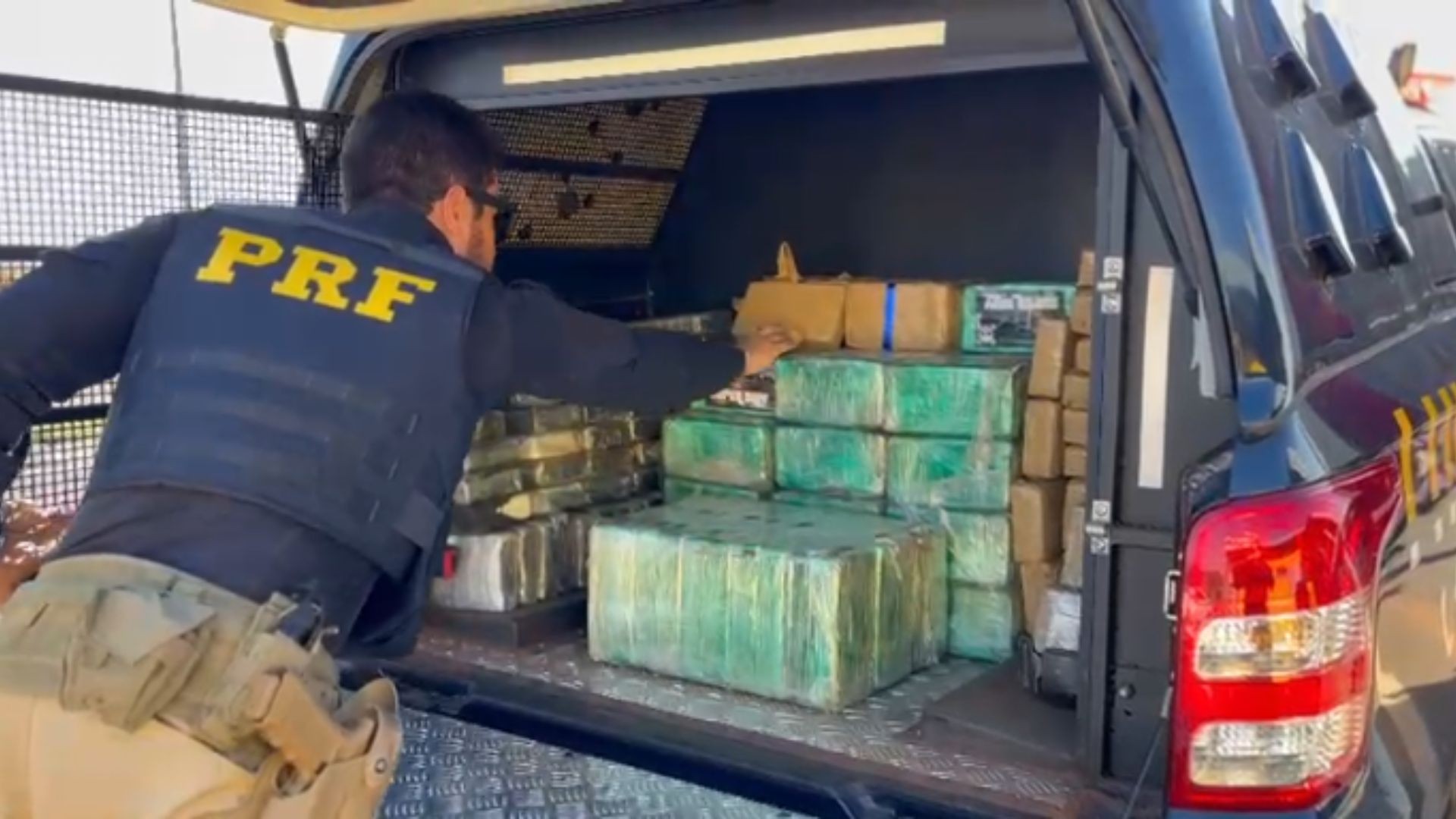 Nervosismo entrega motorista que escondia quase 300 kg de drogas em fundo falso de caminhão na BR-262