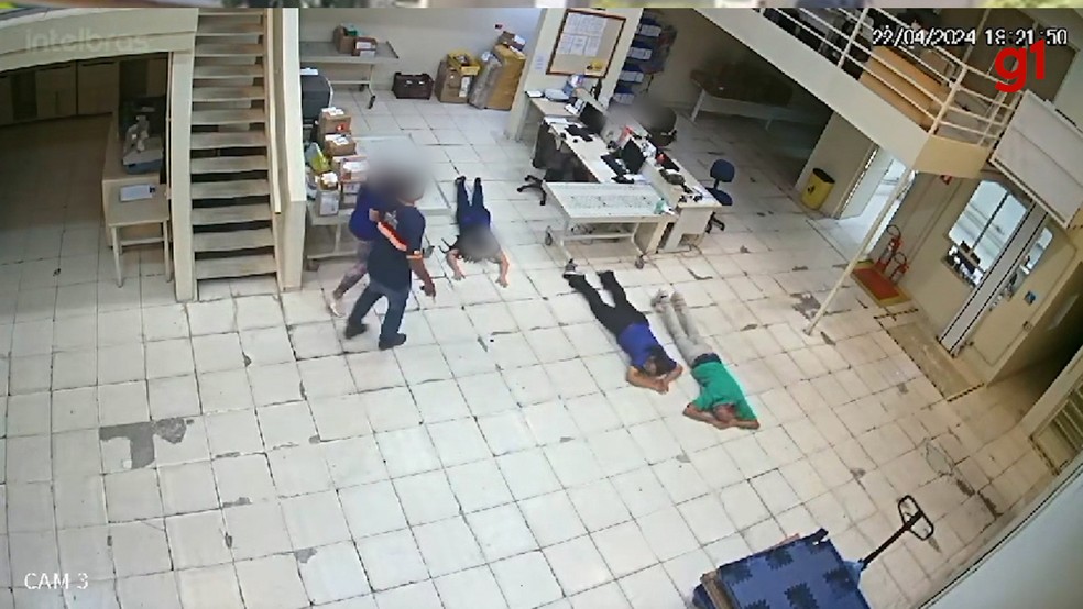 Ladrão armado rende funcionários de agência dos Correios em Carapicuíba, na Grande SP. — Foto: Reprodução