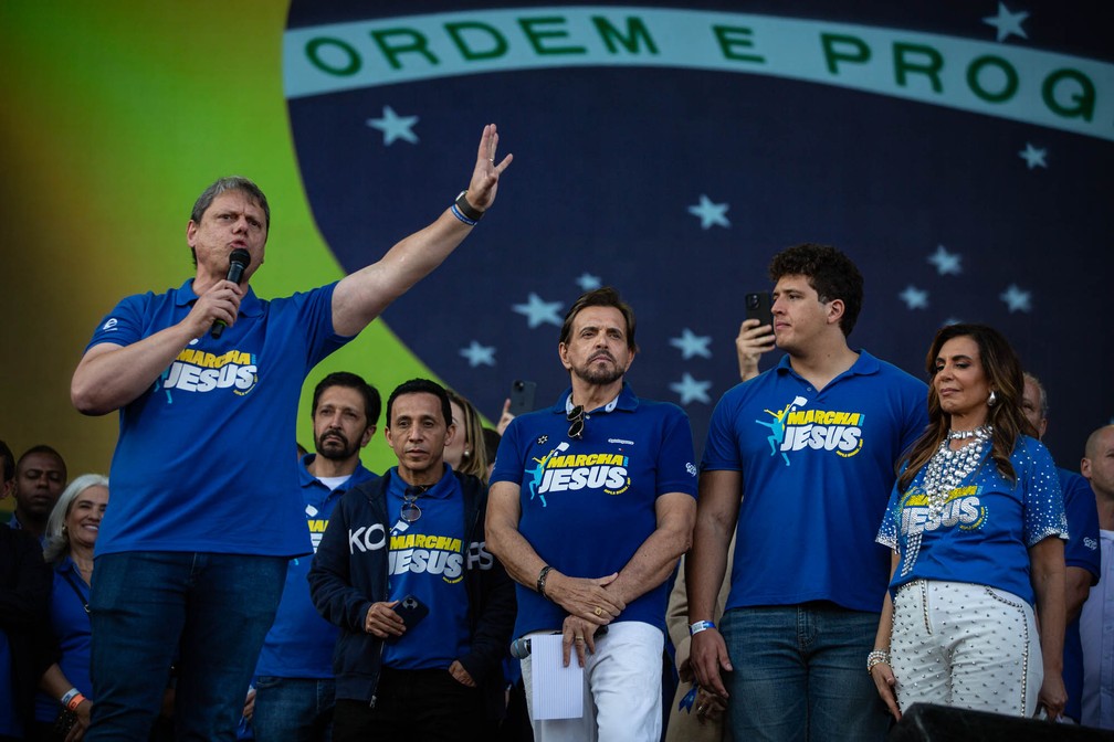 O governador Tarcísio de Freitas (Republicanos) discursa ao lado do pastor apóstolo Estevam Hernandes, da bispa Sônia Hernandes e do neto deles, David Hernandes, no palco da Marcha para Jesus na Praça Heróis da FEB, na Zona Norte de São Paulo — Foto: Fábio Tito/g1