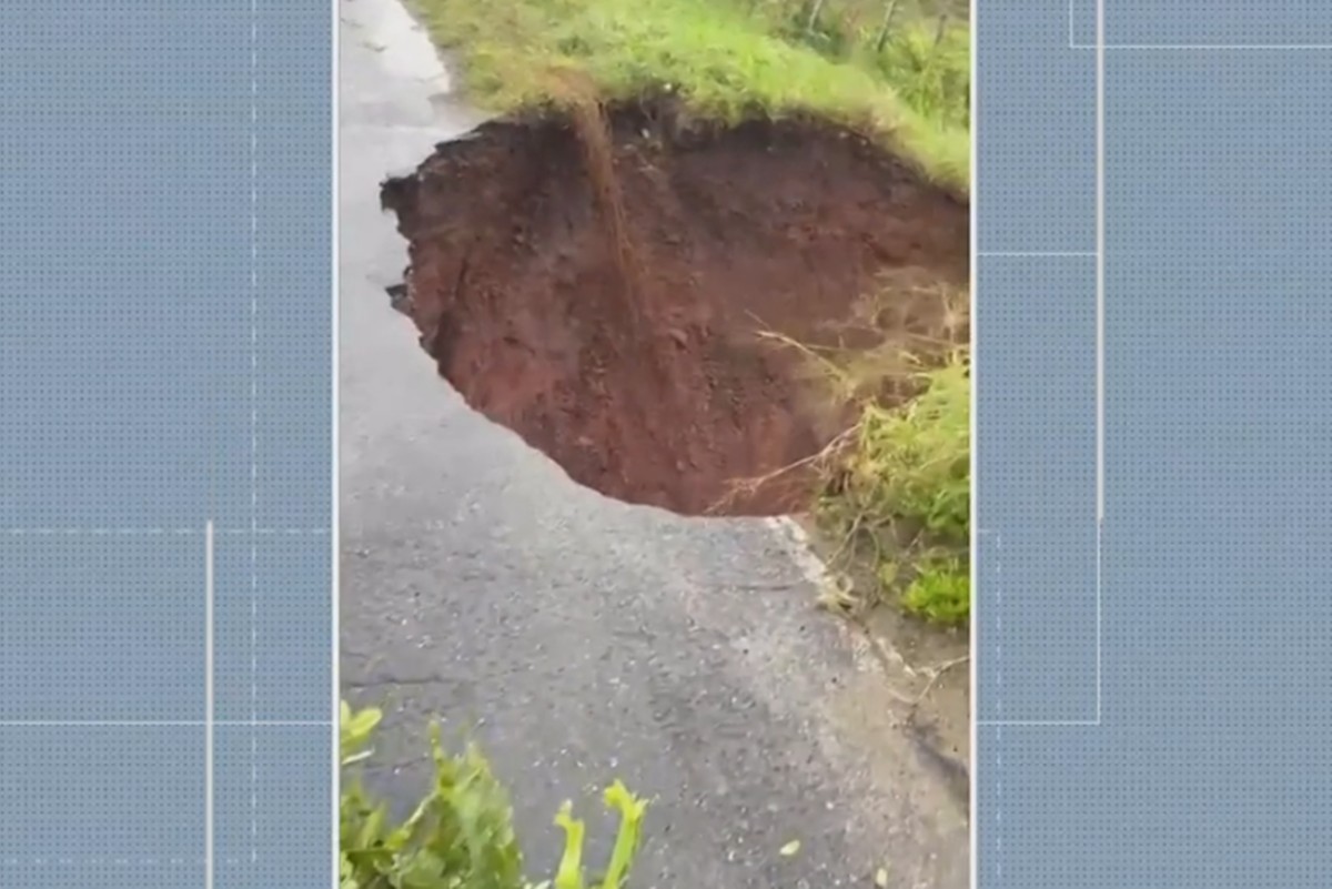 Parte de ponte que liga duas cidades no Brejo da PB desabada e é parcialmente interditada após chuvas