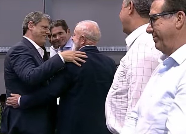 Em SP, Lula troca afagos com Tarcísio: 'Tem gente do lado dele que não gosta de vê-lo ao meu lado'