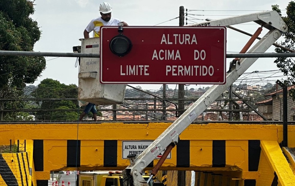 Prefeitura de Itapetininga instala dispositivo que alerta motoristas sobre altura de veículos — Foto: Reprodução/Prefeitura de Itapetininga/G1