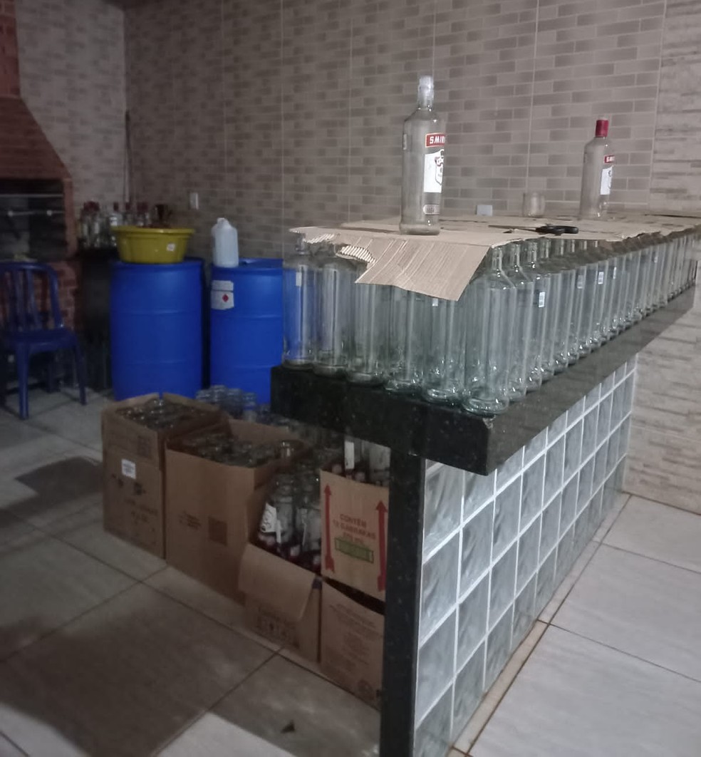 Polícia encontrou várias garrafas no local — Foto: Polícia Militar/Divulgação
