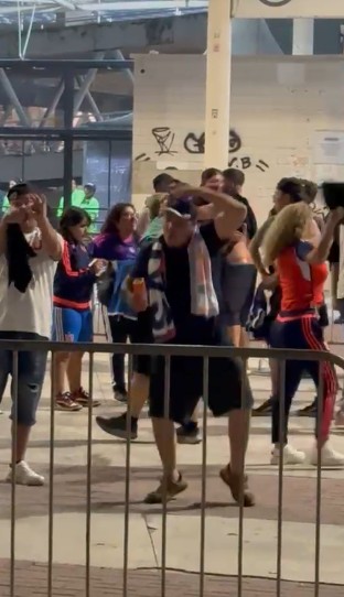 Chileno é preso pela PM após fazer gestos racistas no Engenhão; vídeo