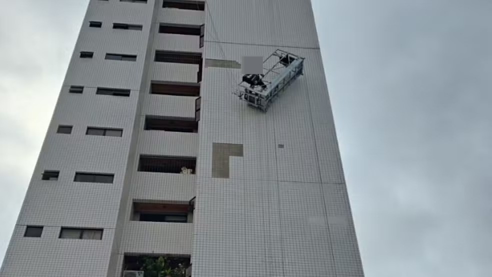 Trabalhador fica pendurado a 50 metros de altura em prédio após falha em cabo de plataforma em Teresina