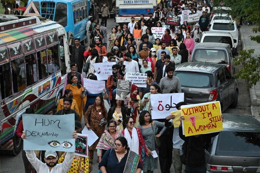 Mulheres fazem protesto em Karachi, no Paquistão, em 8 de março de 2024. — Foto: Asif Hassam/ AFP