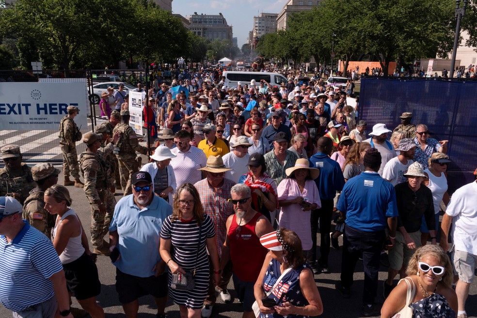 Visitantes entram na Great American State Fair após o fechamento temporário do evento devido ao calor, no National Mall, em Washington. — Foto: Reuters
