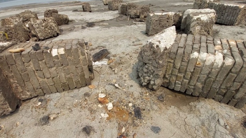 Ruínas do Forte São Francisco Xavier de Tabatinga são reveladas com  a seca do Rio Solimões — Foto: Roney Elias, Rede Amazônica