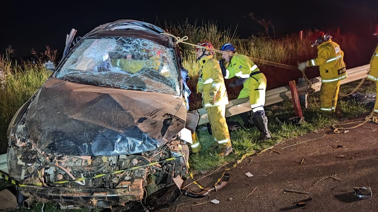 Jovens de 19 anos morrem após carro capotar em rodovia de Mogi Mirim 