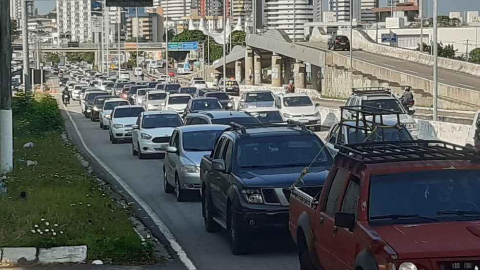 Trânsito em Natal (RN) Rio Grande do Norte BR-101 carros veículos congestionamento engarrafamento — Foto: Sérgio Henrique Santos/Inter TV Cabugi