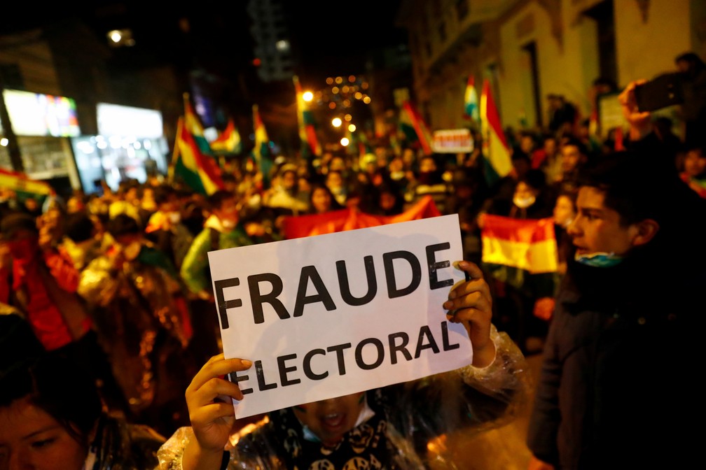 Manifestantes tomam as ruas de La Paz para denunciar 'fraude eleitoral' após apuração indicar vitória de Evo Morales nas eleições presidenciais da Bolívia — Foto: Kai Pfaffenbach/Reuters