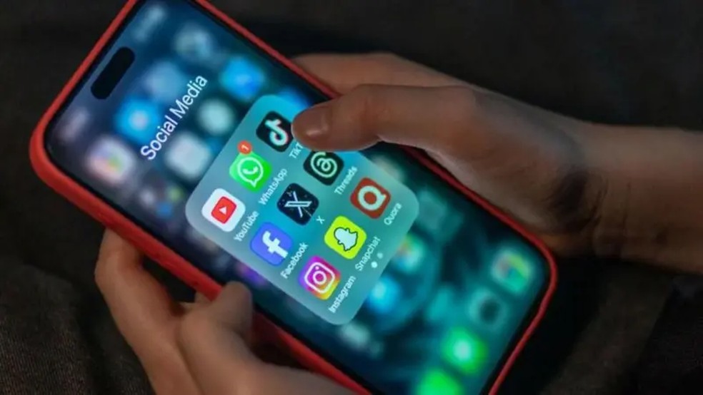 Muitas das grandes plataformas de redes sociais terão a responsabilidade de proibir o acesso a menores de 16 anos. — Foto: Getty Images