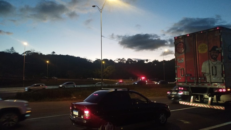 Trânsito na BR-230, em João Pessoa, fica parado após troca de tiros entre PM e suspeitos. — Foto: Reprodução/TV Cabo Branco.
