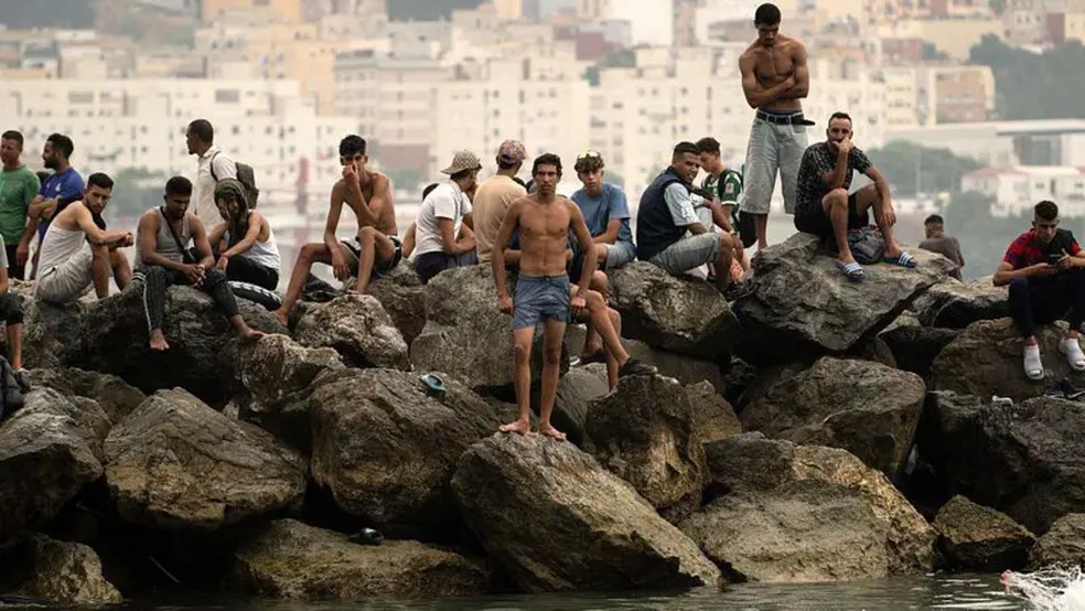 Imagens mostram centenas de homens jovens presos em Ceuta após cruzarem a fronteira — Foto: AFP via Getty Images