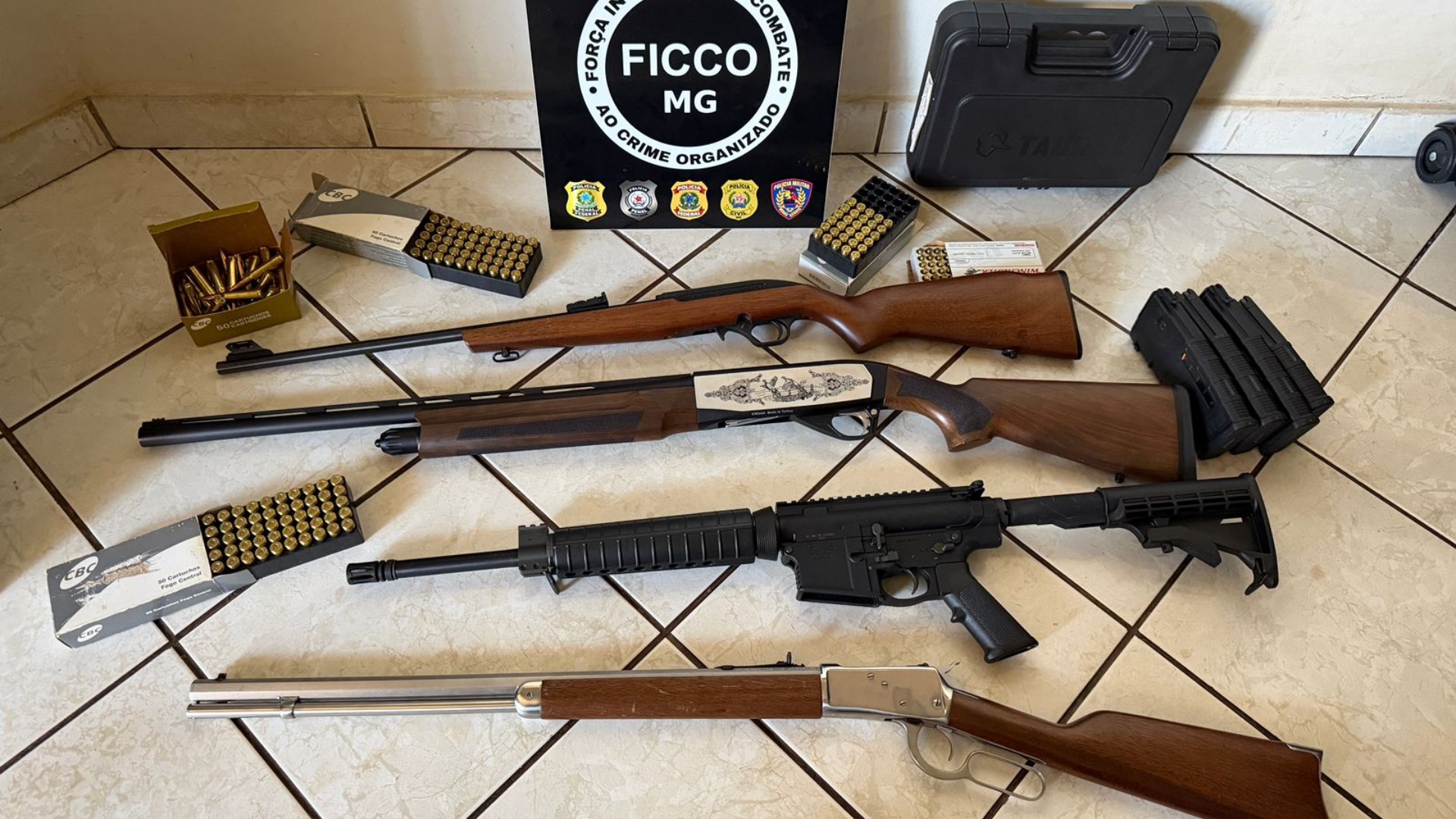 Arsenal com armas de uso restrito é apreendido com suspeito de fraudar registro de CAC em MG