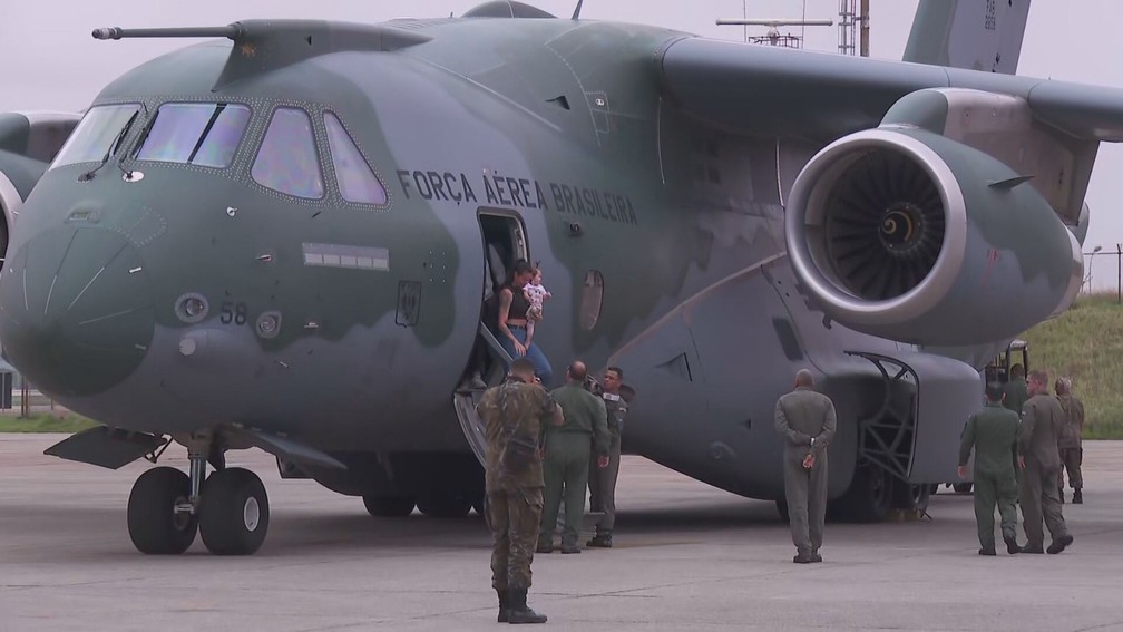 Avião da FAB com 64 brasileiros resgatados de Israel chega a São Paulo