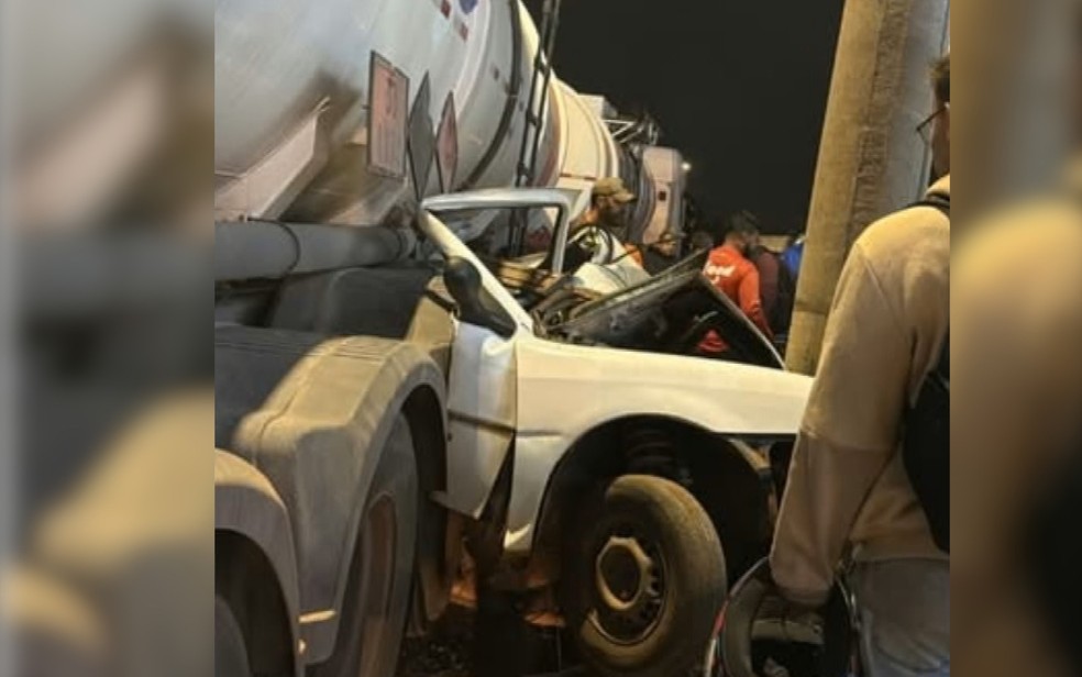 Motorista morre após carro ficar prensado entre caminhão e poste em Aparecida de Goiânia, Goiás — Foto: Reprodução/TV Anhanguera