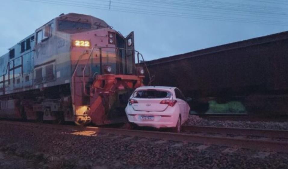 Trem colide com carro na estrada de ferro Carajás em Parauapebas, no Pará