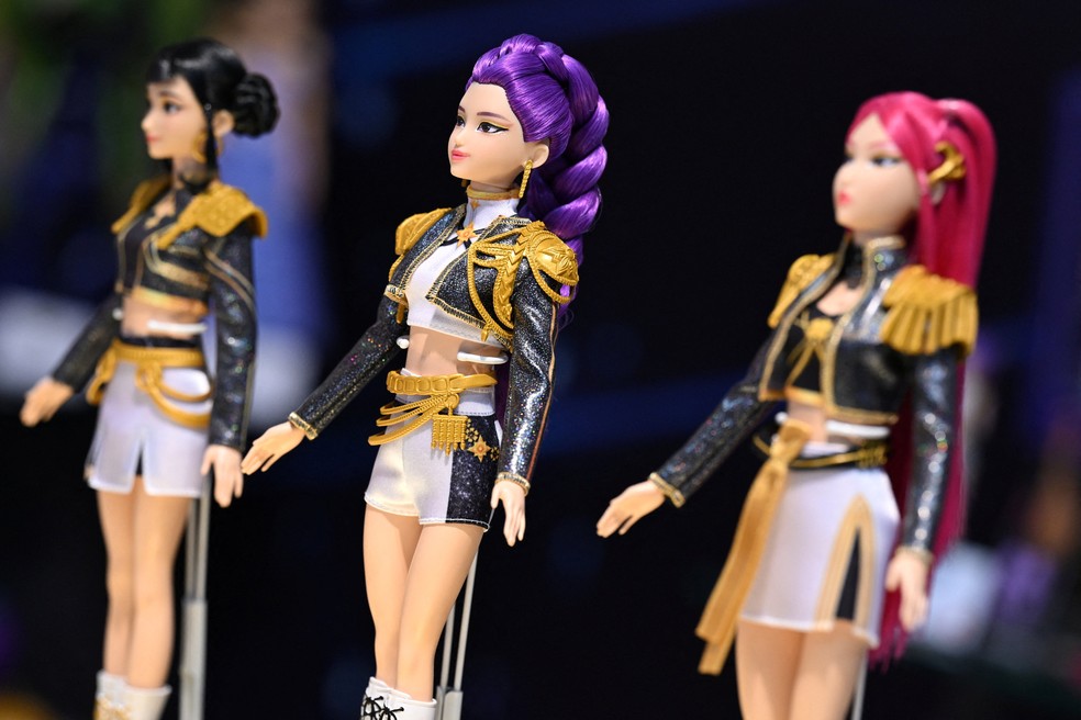 A Mattel lança a linha de brinquedos KPop Demon Hunters na Feira de Brinquedos de Nuremberg. — Foto: REUTERS/ Angelika Warmuth