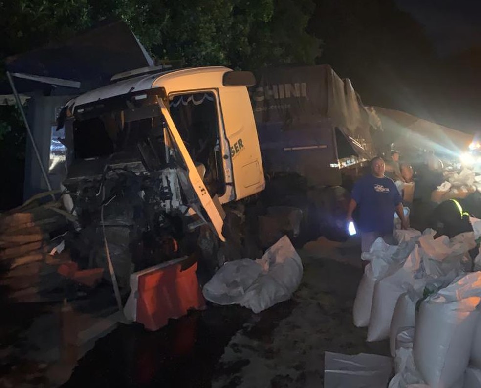 Acidente entre caminhões interdita faixa da BR-277, em Morretes - Massa News