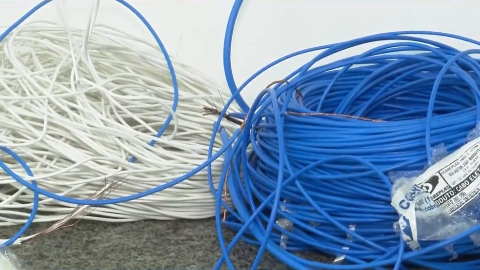 Fios elétricos irregulares podem aumentar o risco de incêndios. — Foto: Reprodução/TV Mirante