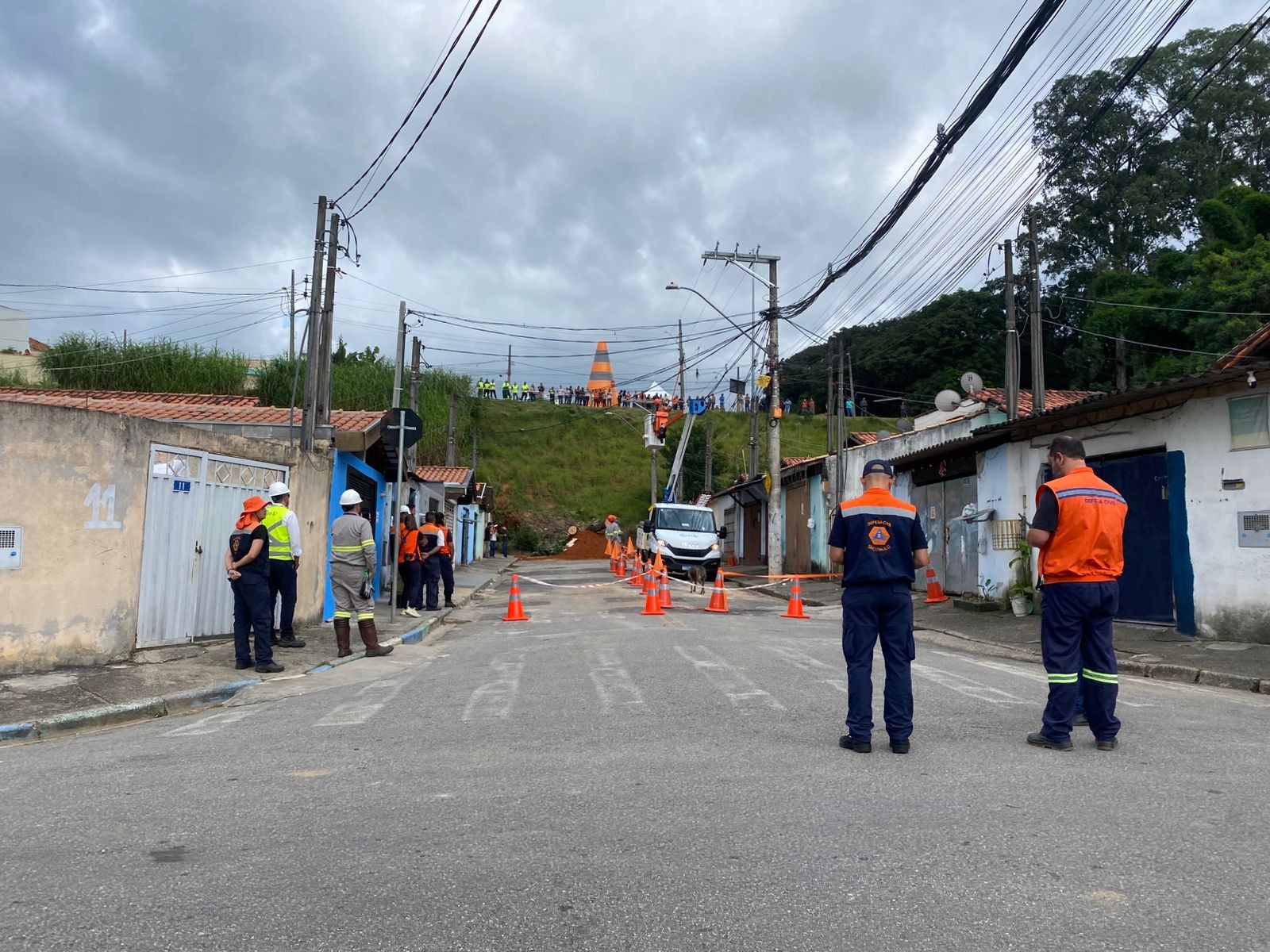 Após inundação que atingiu 120 casas, Taubaté faz simulado de deslizamento de terra no Jardim Santa Tereza