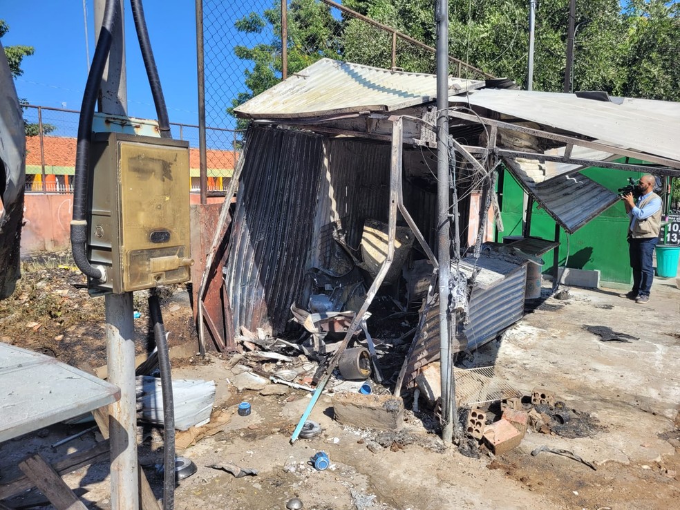 Vídeo: trailer explode após incêndio no bairro Dirceu Arcoverde, Zona Sudeste de Teresina — Foto: Eric Souza/ g1 PIauí