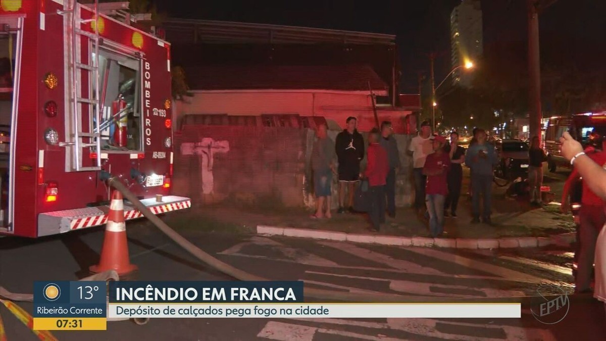 Un incendie détruit un entrepôt contenant des chaussures, laisse des maisons sans électricité et effraie les voisins en Franca |  Ribeirão Preto et Franca