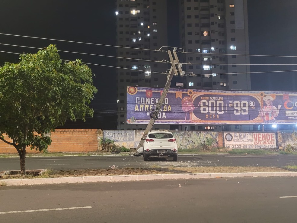 Motorista invade pista contrária e quebra poste na Avenida Valter Alencar, em Teresina — Foto: Catarina Costa/g1 Piauí