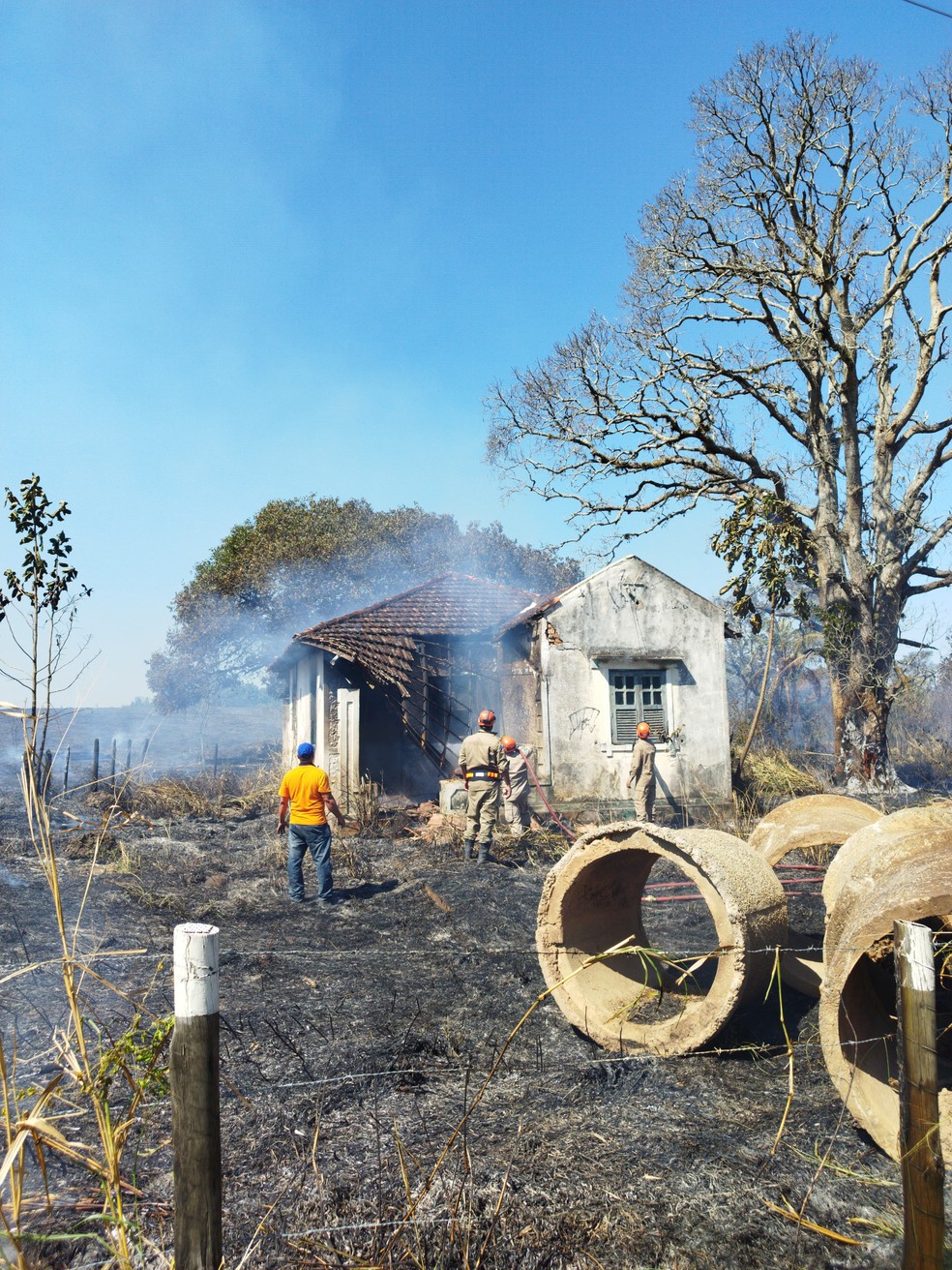 Imóvel não tinha residentes e não houve feridos. — Foto: Defesa Civil de Saquarema / Divulgação