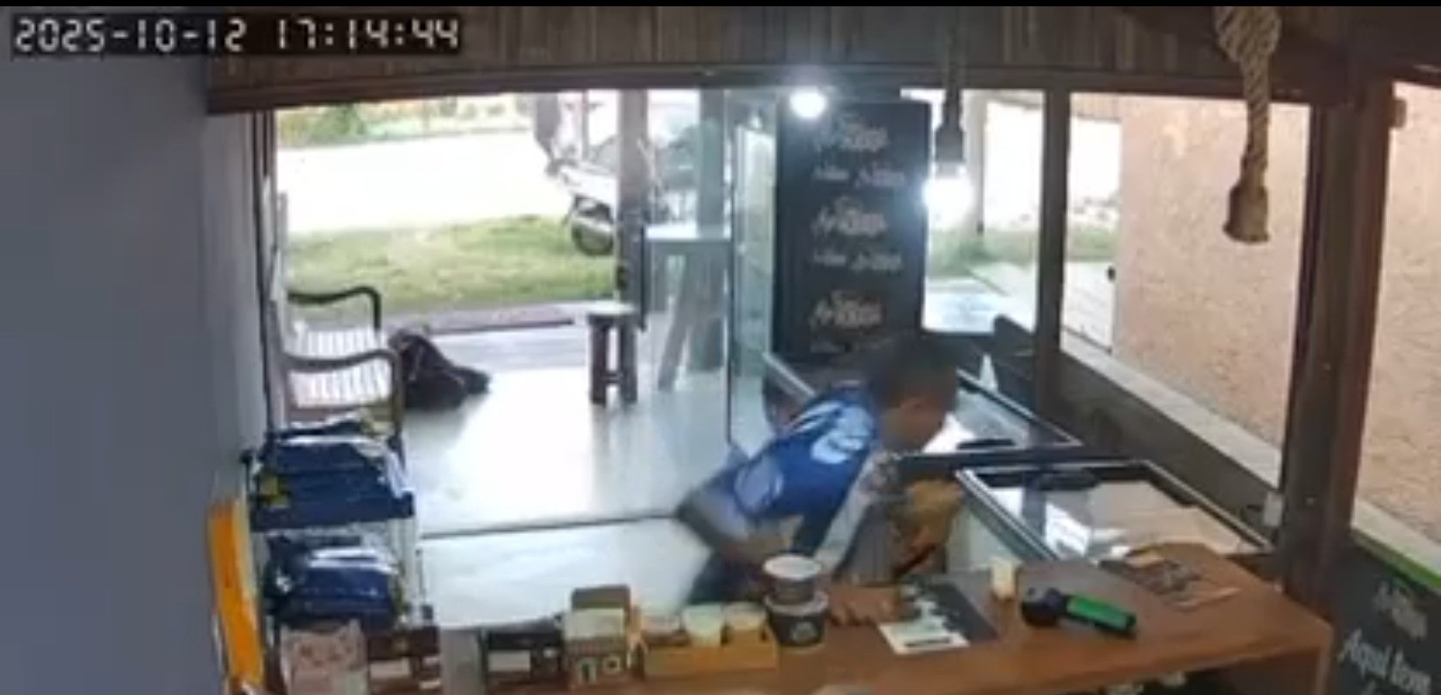 VÍDEO: Homem é morto a tiros dentro de loja de açaí de destino turístico da Bahia