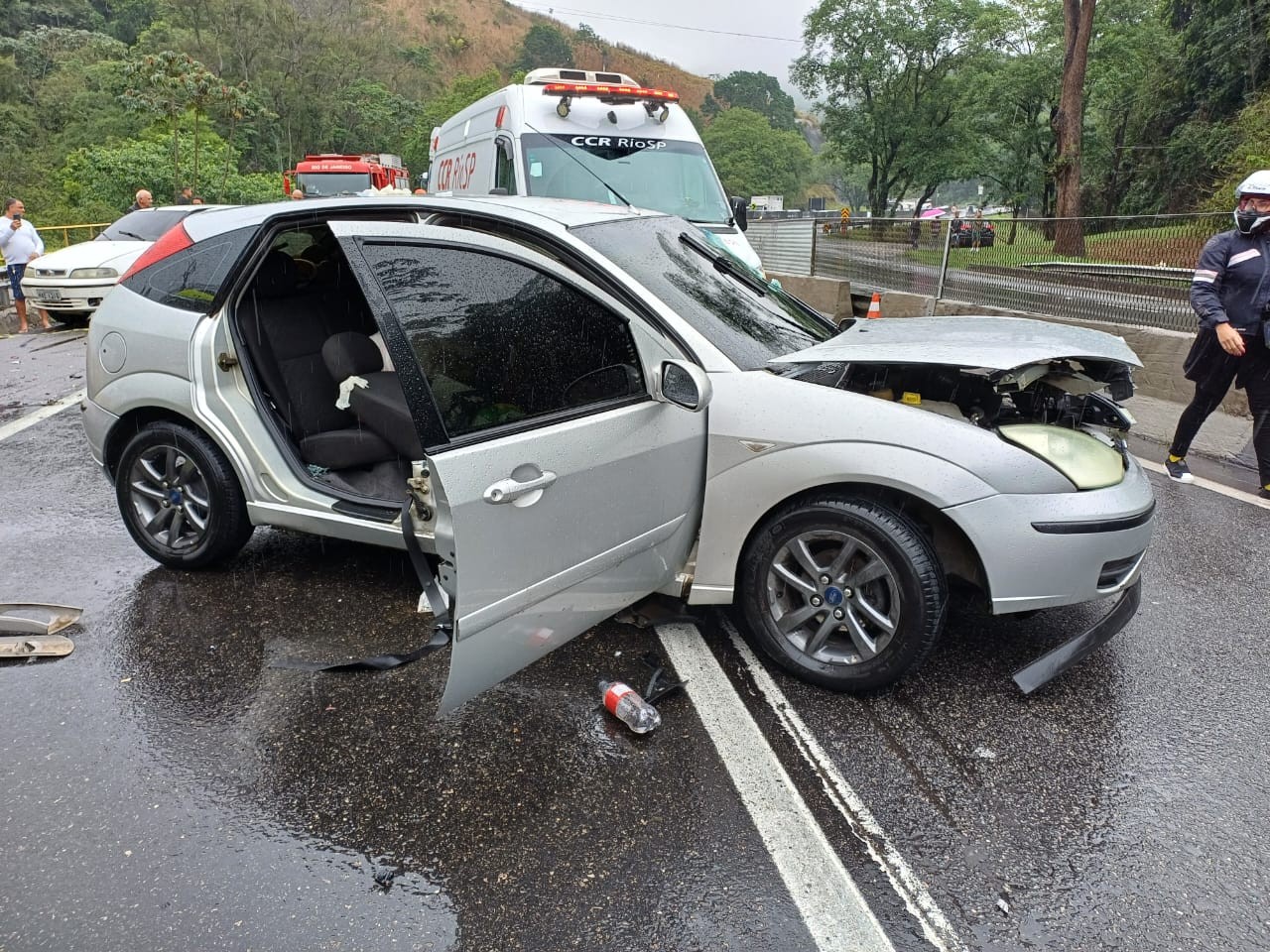 Motorista perde controle de carro e bate em ambulância na Via Dutra, em Piraí; acidente deixa 4 feridos