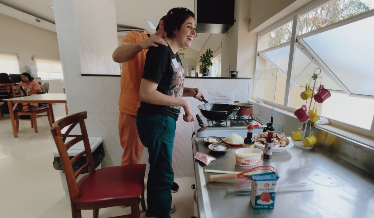 Cozinheira que ficou em coma após AVC aos 26 anos usa culinária para reaprender movimentos: 'Muito mais viva'