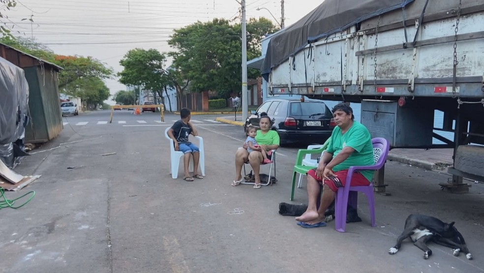 Na região das ilhas de Porto Alegre, famílias que saíram de casa acampam na estrada — Foto: Reprodução/RBS TV