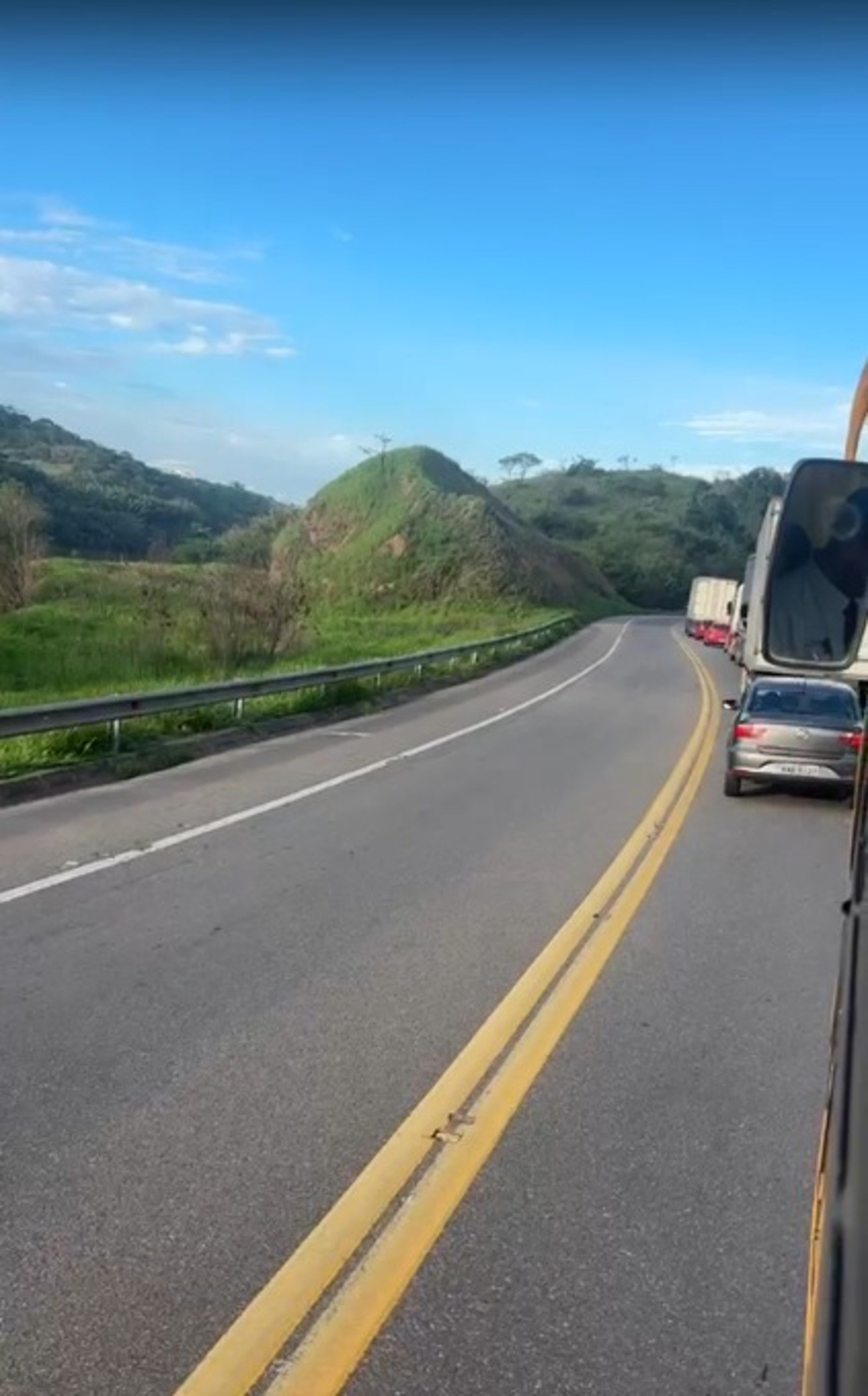 Acidente com caminhão interdita parcialmente a BR-393, em Três Rios