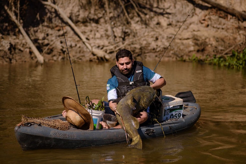 Pescador fisgou peixe de 1,17 metros em Cáceres  — Foto: Lucas Garcia 