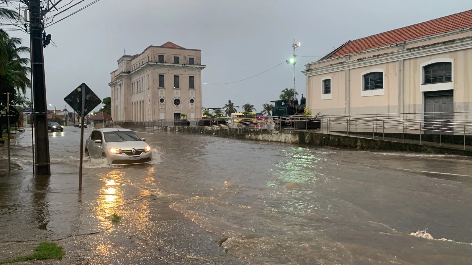 Chuva forte causa alagamentos e queda de árvore na Grande São Luís