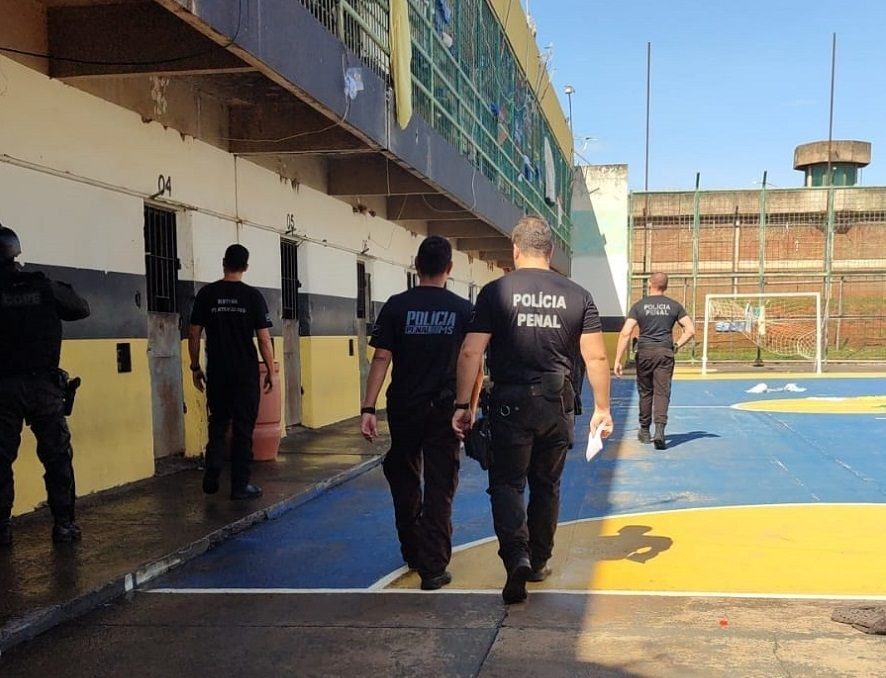 'Operação Mute': policias fazem buscas para identificar e retirar celulares ilegais em presídio de Campo Grande