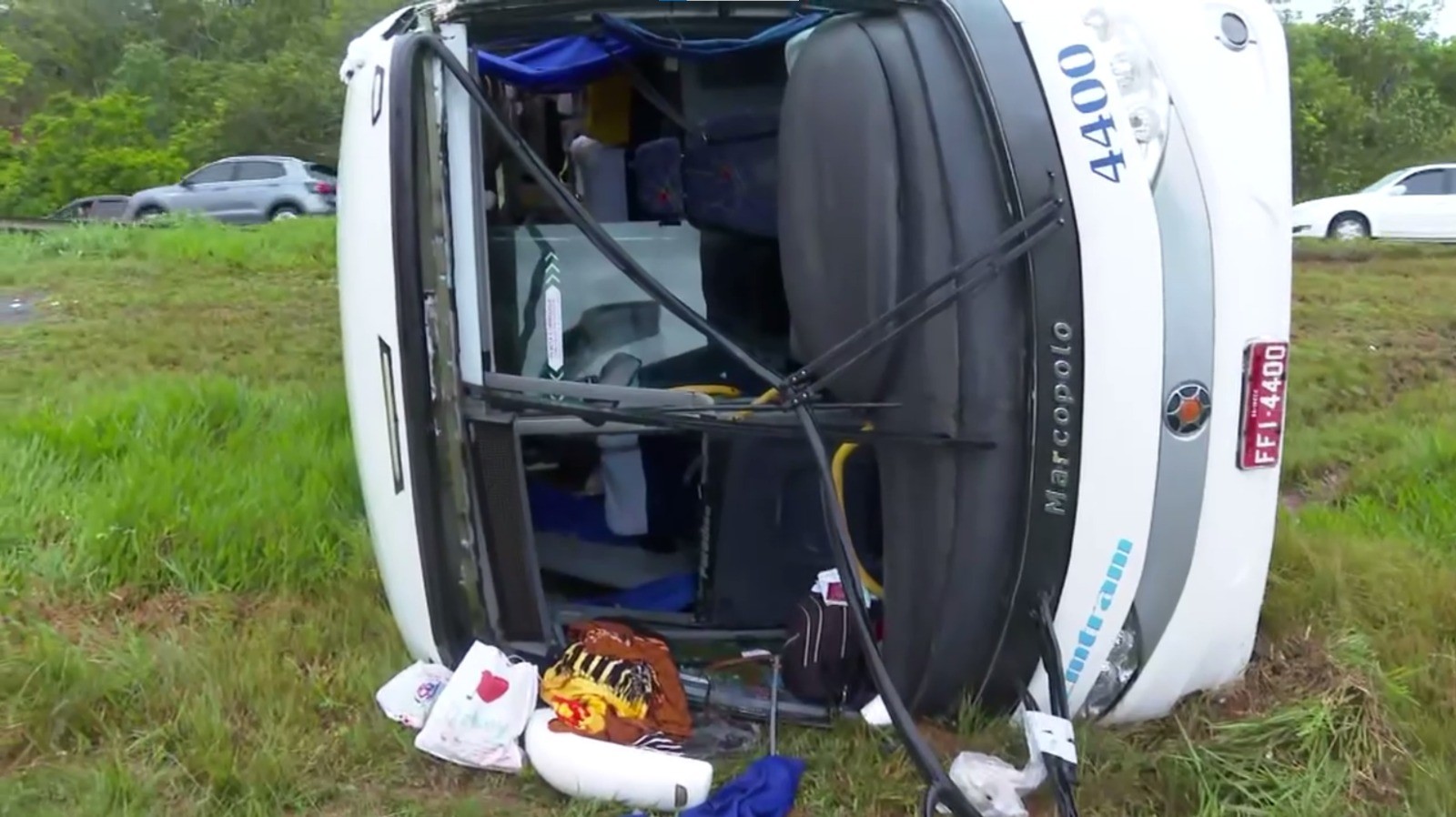 Dez pessoas ficam feridas após ônibus intermunicipal tombar em rodovia na Bahia 