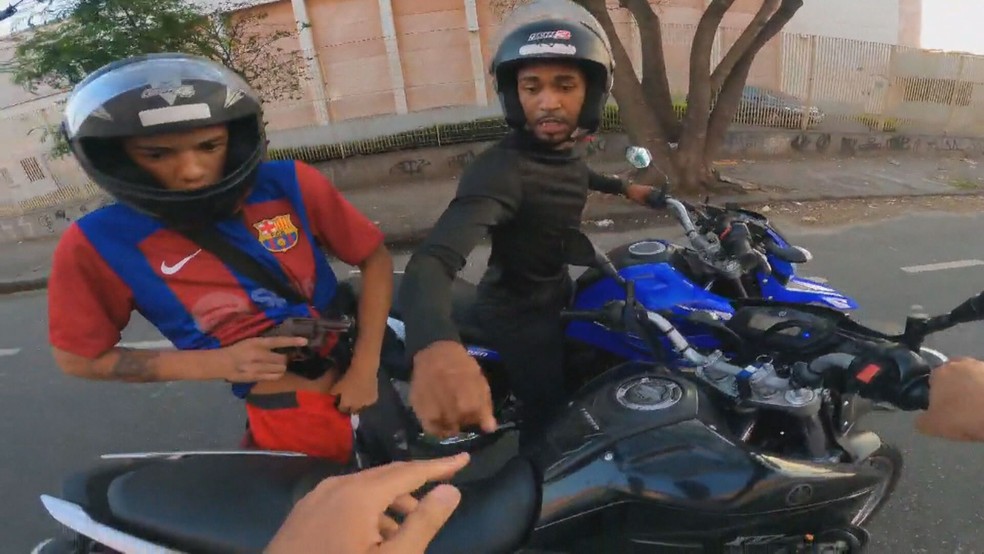 Criminosos roubam motociclista no Rocha — Foto: Reprodução