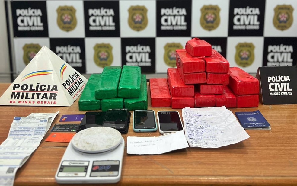 Operação da Polícia Civil prende dupla e apreende 15 quilos de maconha em Santa Rita do Sapucaí — Foto: Polícia Militar / Polícia Civil